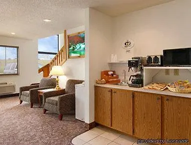 Heartland Hotel & Suites 
