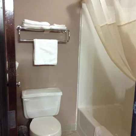 Heartland Hotel & Suites Rock Valley Room photo